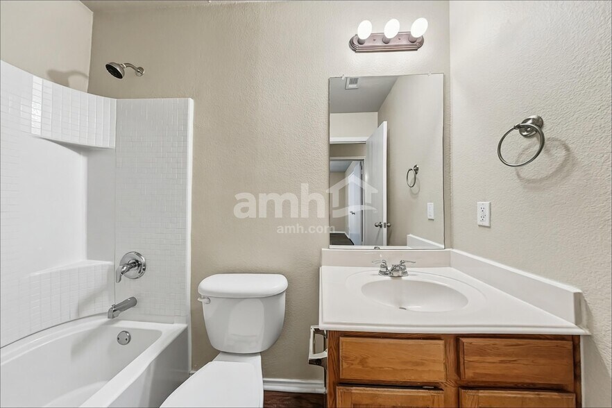 Building Photo - 301 Azalea Dr