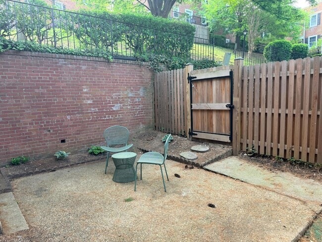 Building Photo - 2733 S Buchanan St