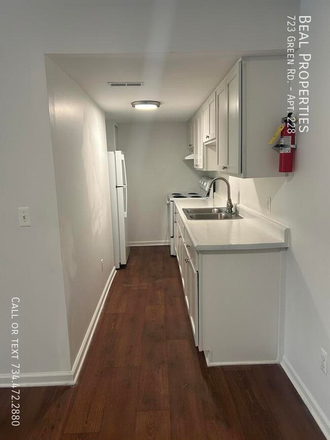 Building Photo - 723 Green Rd