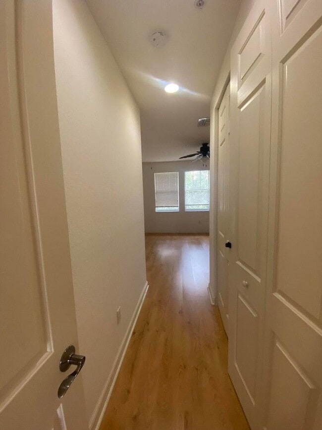 Building Photo - 410 Amador Ln
