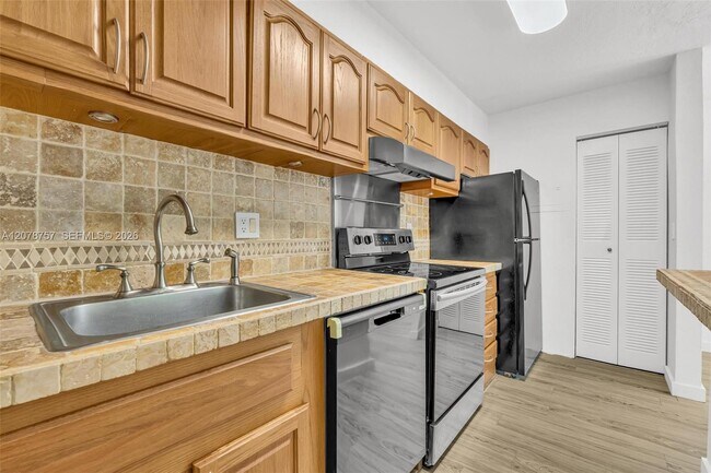 Building Photo - 4140 NW 79th Ave