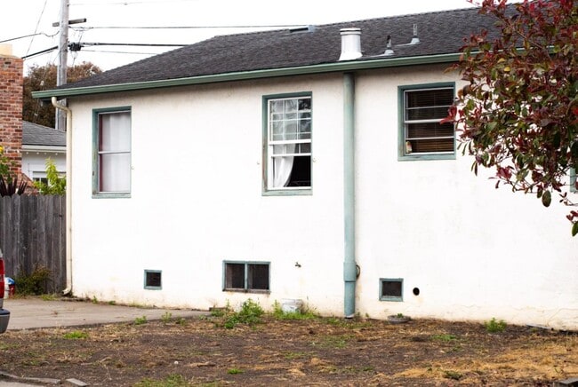 Building Photo - 631 Mill St