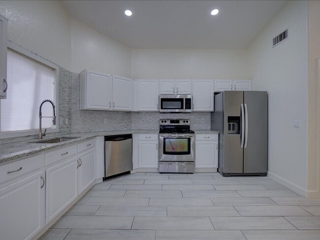 Building Photo - $500 OFF FIRST FULL MONTHS RENT!