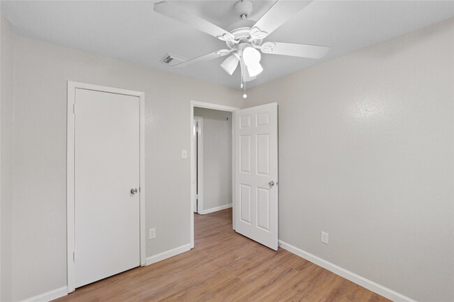 Building Photo - 7111 Pinehook Ln