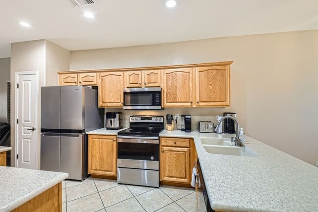 Building Photo - 3 Bed/ 2 Bath House - Large Private Pool