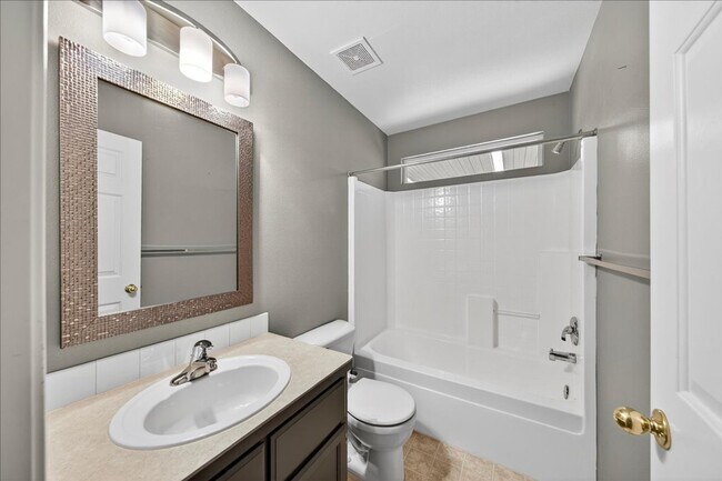 Building Photo - Comfortable & Convenient Living Near CWI and Shopping