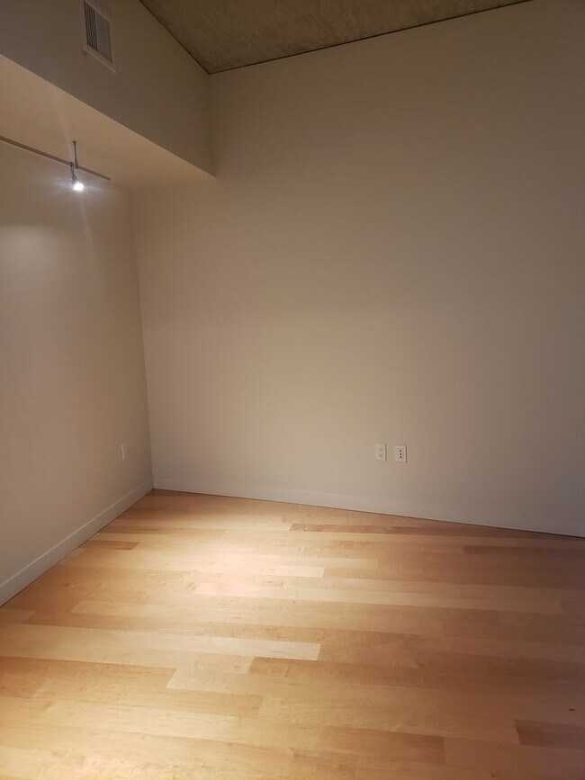 Building Photo - Wonderful Two story Penthouse Condo! Water...