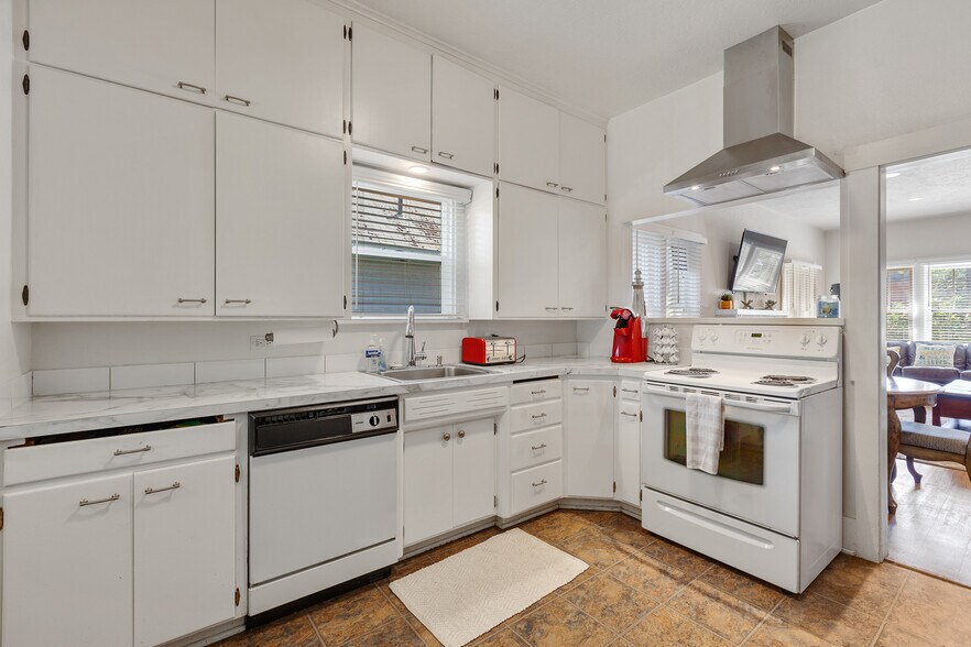 Kitchen and appliances. - 717 E Lakeside Ave