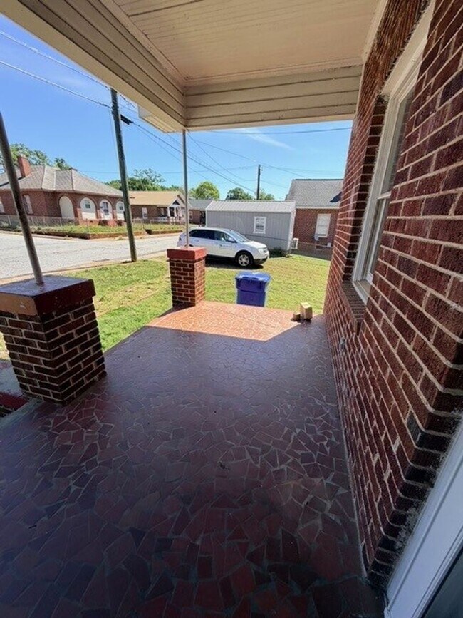 Building Photo - 312 Sirrine St