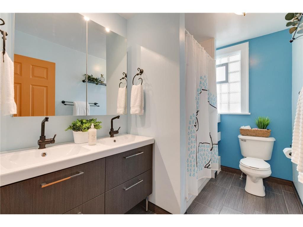 Building Photo - 144 8th Ave S