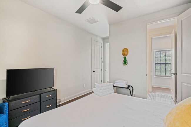 Building Photo - 775 Tanglewood St