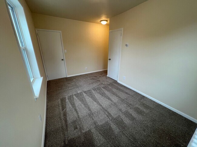 Building Photo - 955 E Main St