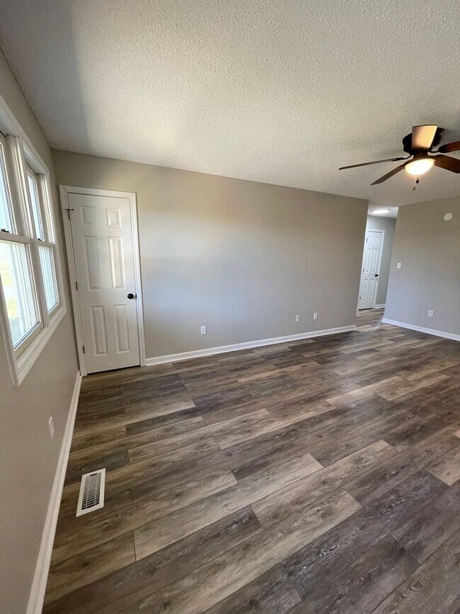 Building Photo - 407/409 Walnut Road