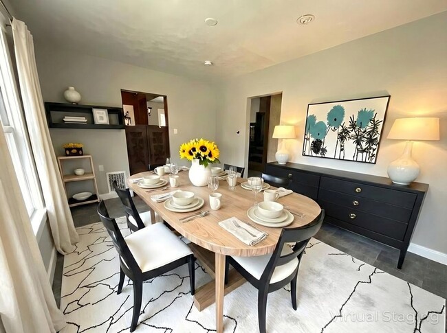 Building Photo - 3 Bedroom / 1 Bath End Unit Townhouse in Clairton