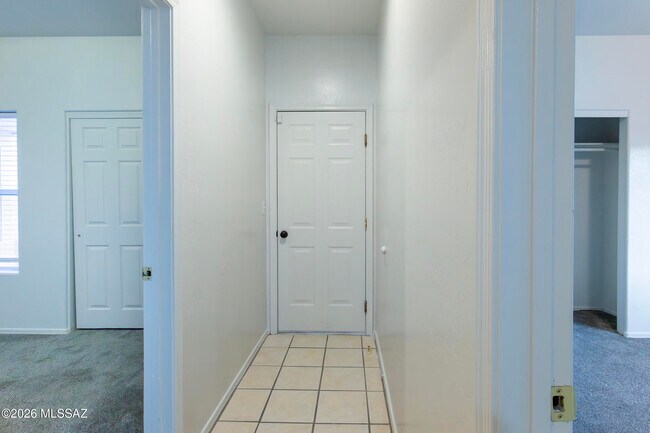 Building Photo - 392 Falcon Ct