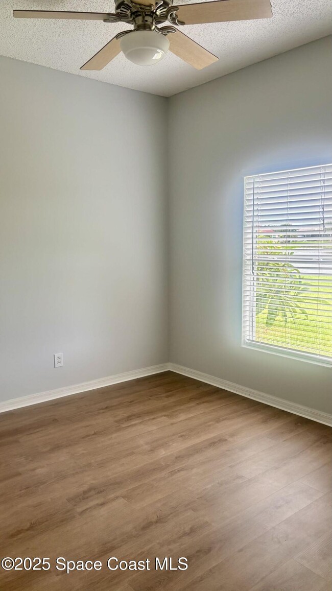 Building Photo - 1475 Knoll Ridge Dr