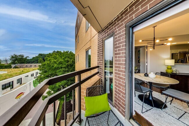 Building Photo - 2-bedroom, 1-bath condo in the sought-afte...