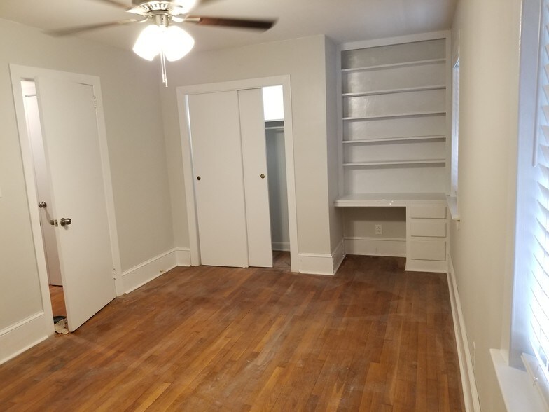 Bedroom built in desk and shelves - 312 Harvey Cir