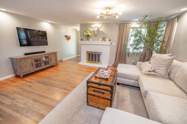 Building Photo - Amazing 3 bed/3 bath rental.  New Flooring!!  Solar Panels!!