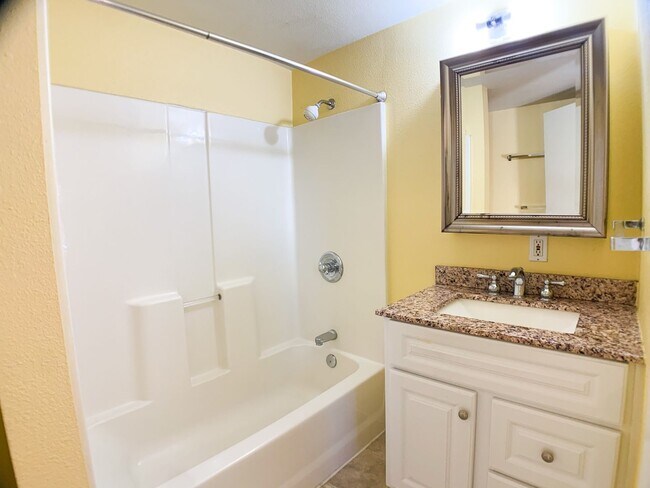 Building Photo - Adorable 3bdrm Home in Great Neighborhood! Lovely Yard!