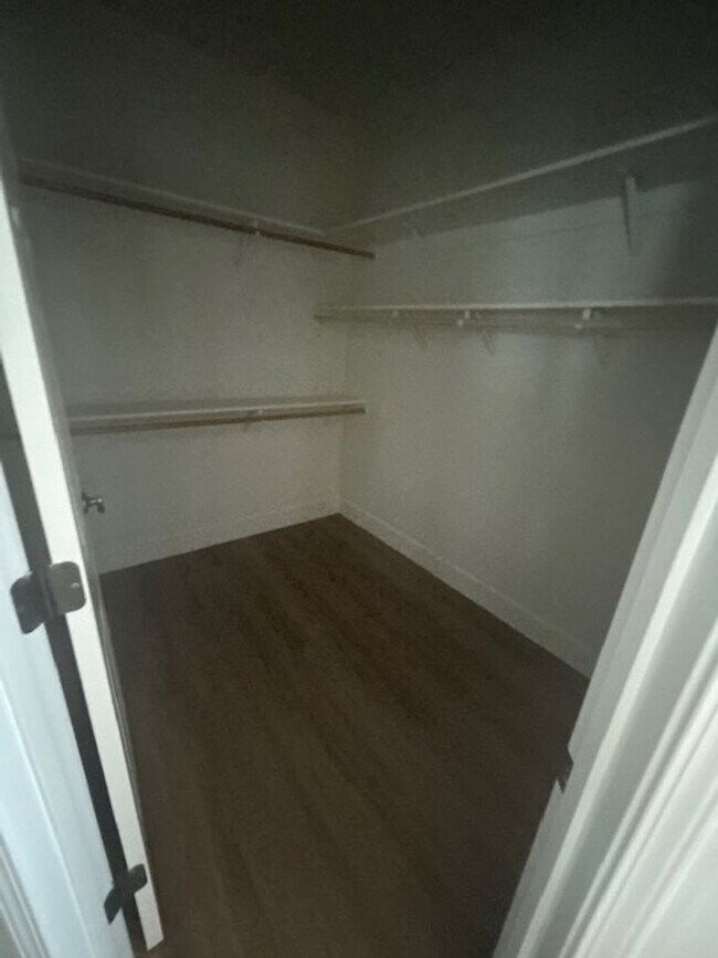 Building Photo - 4 Bedroom 2 Bathroom in SE Visalia with Po...