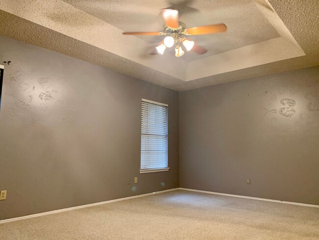 Building Photo - Cozy Home Near Hwy 75 with beautiful patio!