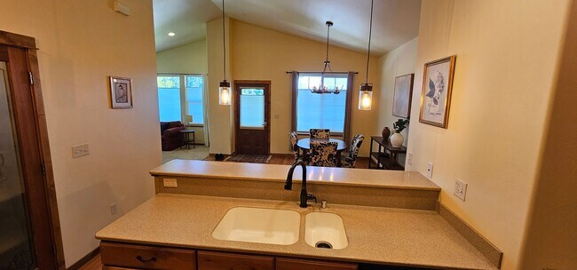 Building Photo - Beautiful 3 Bed 2 Bath One-Level Home Available in Quiet Neighborhood