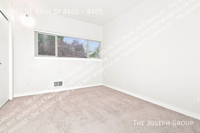 Building Photo - 3903 NE 45th St