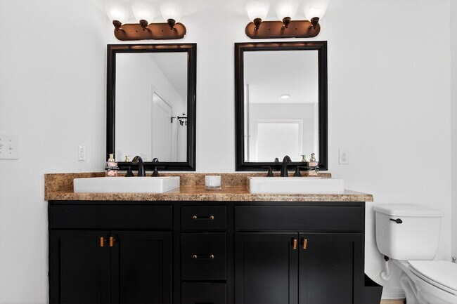 Building Photo - 507 Eisenhower Dr