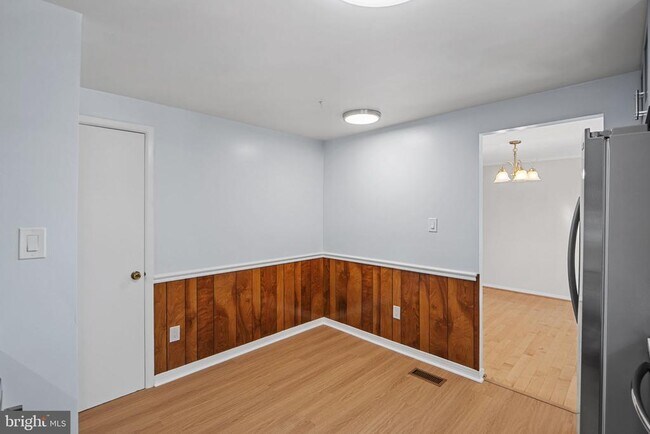 Building Photo - 3301 Fallowfield Dr
