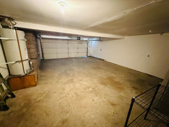 Building Photo - Pet Friendly 4 bed 2 bath house for rent at 1222. Jobs Peak