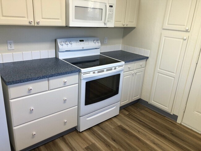 Building Photo - Updated 3 bedroom, 2 bathroom duplex in Sp...