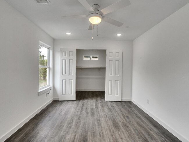 Building Photo - ? Spacious & Stylish 3-Bed Home – Garage Included! ?