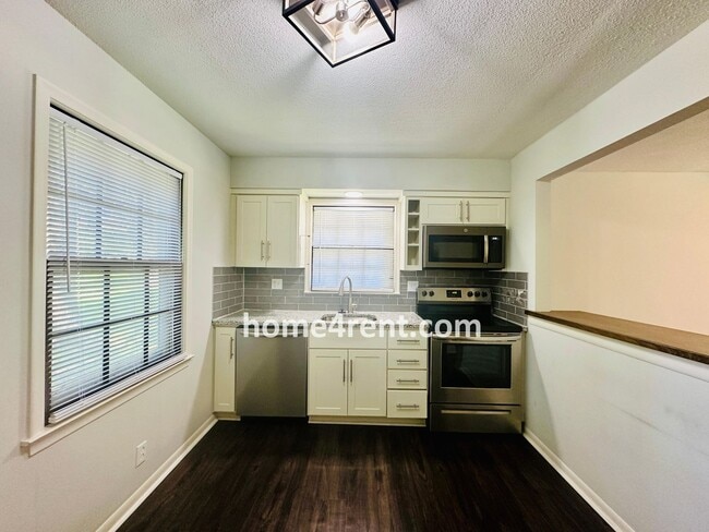 Building Photo - Updated Kitchen w/ Granite Counters, Subway Tile, SS Appliances