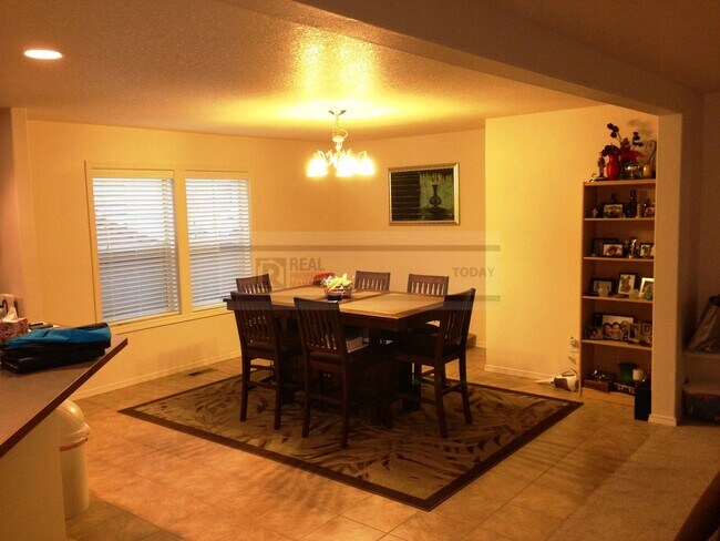 Building Photo - Beautiful 4 Bedroom Home Perfect for Enter...