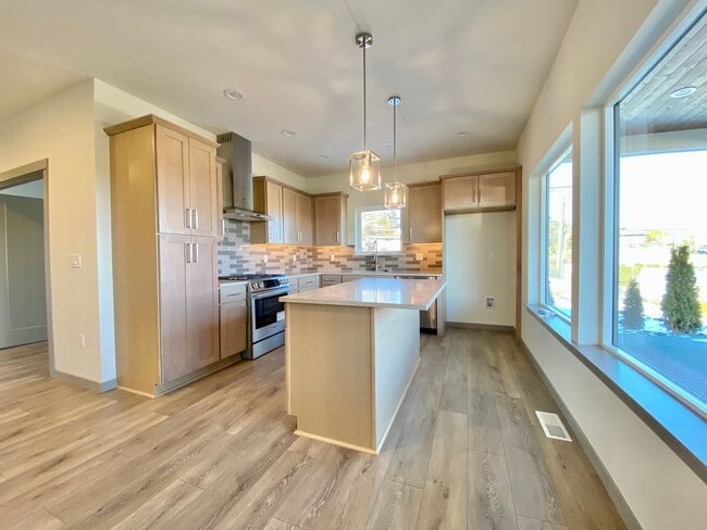 Building Photo - Brand New Luxury Home in Gated Community - Furnished Option Available