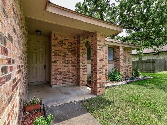 Building Photo - 506 Lakeway Dr