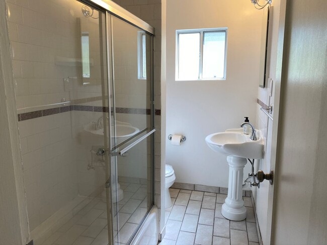 Building Photo - Spacious 2 Bedroom 1 Bath House in Eagle Rock