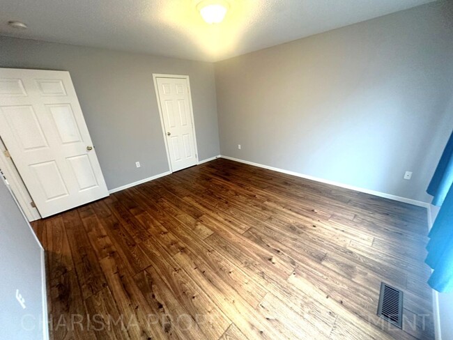 Building Photo - WALK IN LEVEL 2 BD, 1 BA CONDO WITH WOOD F...