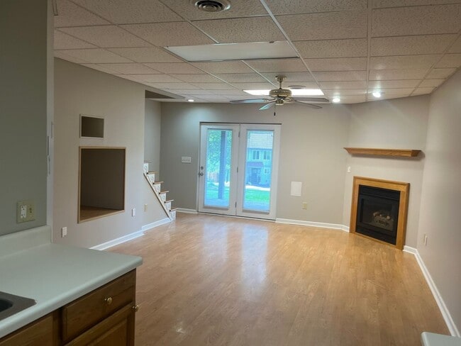 Building Photo - Large 3 bed/2.5 bath, 3-story condo with B...
