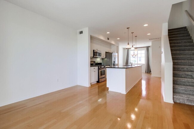 Building Photo - Available Now! Tri-Level 3 Bedroom 3.5 Bath Townhome!!