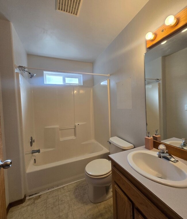Building Photo - 3 Bed, 2 Bath Craftsman Style Home - Great Location in Port Townsend!