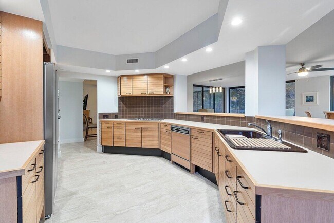 Building Photo - 2401 N Ocean Blvd