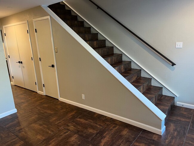 Building Photo - 2 Bed 3 Bath Townhouse on the golf course!