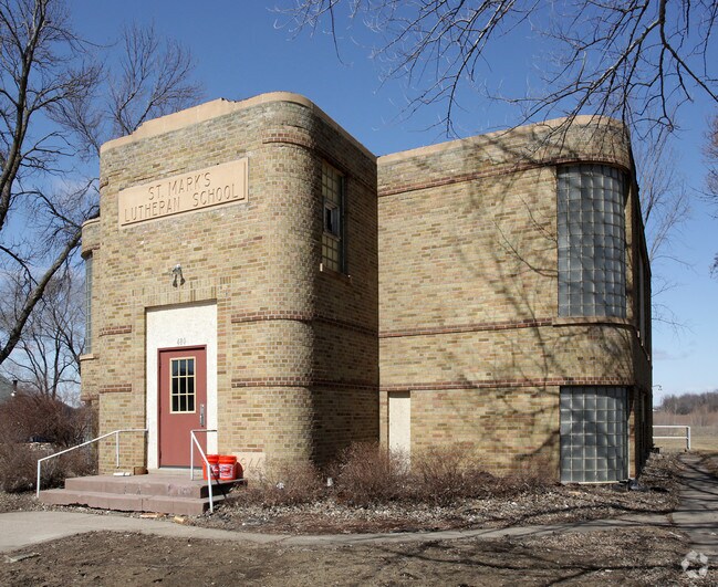 Building Photo - 480 Park St E