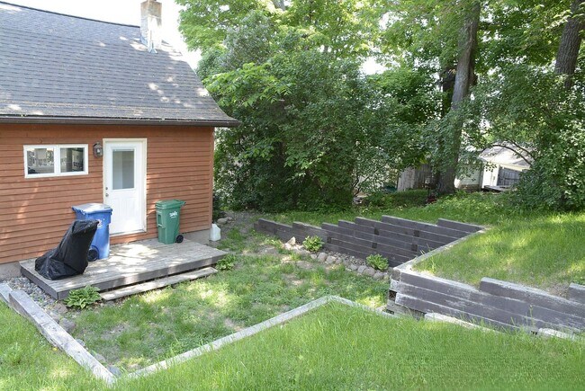 Building Photo - 4887 Edgewater Dr