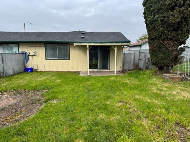 Building Photo - Updated 2 bedroom 1 bathroom duplex in Springfield!