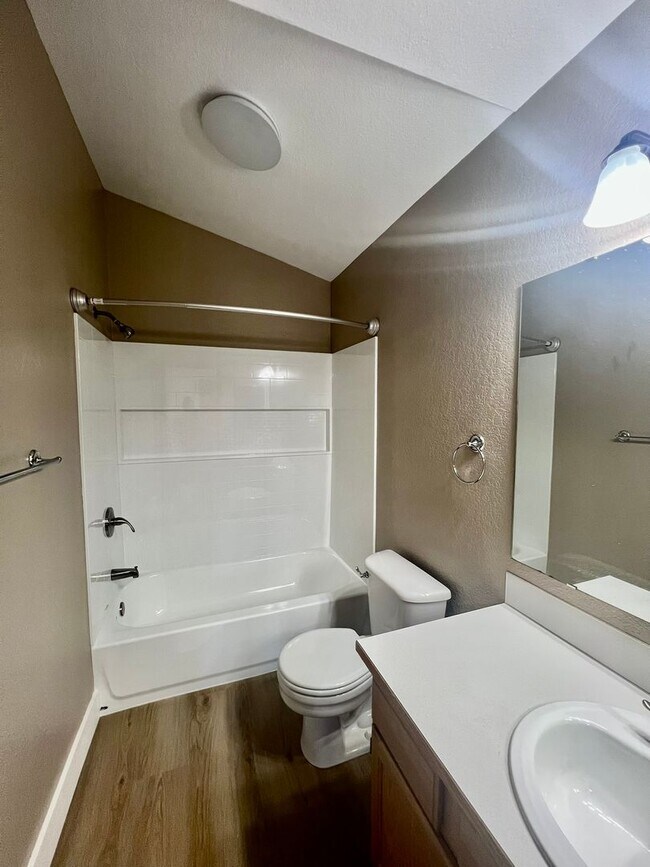 Building Photo - Well Maintained and Spacious 4 Bed