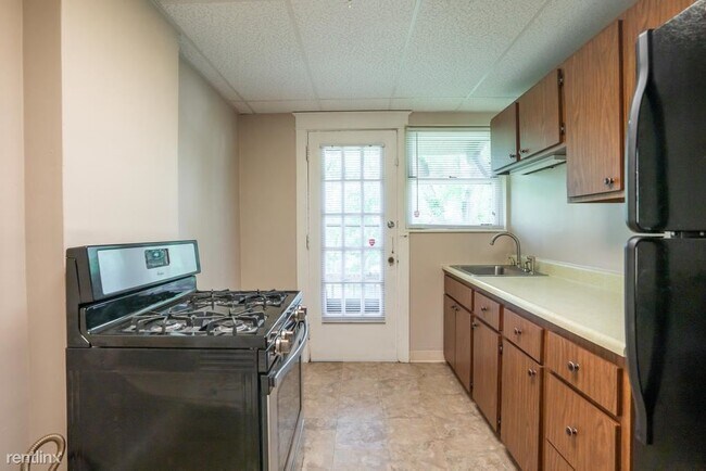 Building Photo - 3 br, 1 bath Townhome - 219 Gilliland Ave
