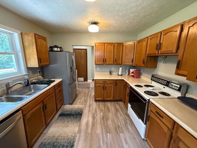 Building Photo - Beautiful 2 Bedroom in Secluded Area